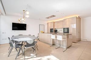 Ultra Luxury Chelsea Home Large Garden