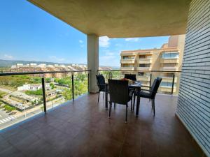 Elegante Apartamento con Terraza, Piscina, Garaje, Playa