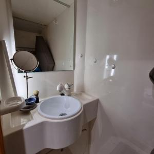 Bateaux BOAT APPART TITANIC Cherbourg motor yacht a quai ROSE STAR : photos des chambres