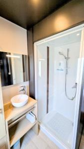 Appartements Cozy mobile home with great comfort - Camping La Sirene : photos des chambres