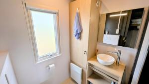 Appartements Cozy mobile home with great comfort - Camping La Sirene : photos des chambres