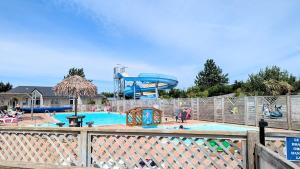 Appartements Cozy mobile home with great comfort - Camping La Sirene : photos des chambres
