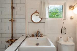 Charming Rustic Escape with Breathtaking Sea Views