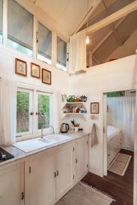 Charming Rustic Escape with Breathtaking Sea Views