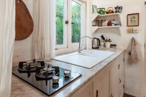 Charming Rustic Escape with Breathtaking Sea Views