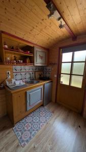 Maisons de vacances Roulotte romantique avec piscine en Cevennes : photos des chambres