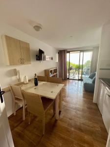 Renoir 252 - Appartement rez-de-jardin type F2 - Petite vue mer