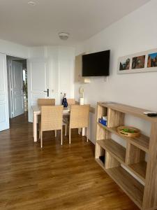 Renoir 252 - Appartement rez-de-jardin type F2 - Petite vue mer