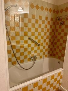 Renoir 252 - Appartement rez-de-jardin type F2 - Petite vue mer