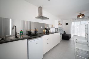 Appartements Studio Nymphaea par Chelona-Loc - 1 personne - terrasse et parking : photos des chambres