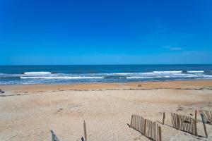 Salty Breeze - Walk to Beach - Pool - Hot Tub - EV
