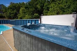 Salty Breeze - Walk to Beach - Pool - Hot Tub - EV