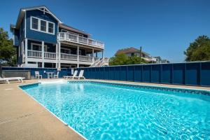 Salty Breeze - Walk to Beach - Pool - Hot Tub - EV