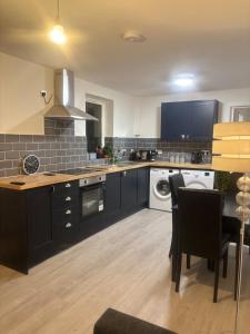 Luxury 5BR House Sleeps 10 Entire Home in Cardiff City Centre