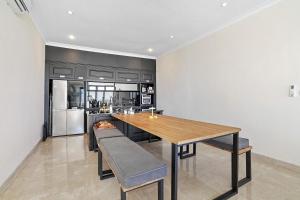 Oceanview 3BR Villa with Private Pool & Serenity