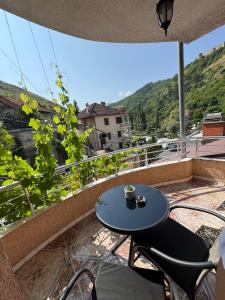 Apartment with Mountain View room in Deni house