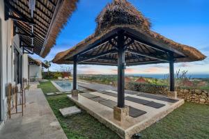 Lux 3BR Villa with Ocean Views, Pool & Full Kitchen