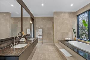 Lux 3BR Villa with Ocean Views, Pool & Full Kitchen