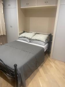 Cosy ground floor flat close to train & bus routes