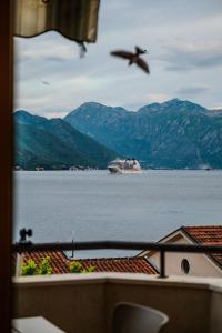 Amazing 2 BR Retreat with Kotor Bay View