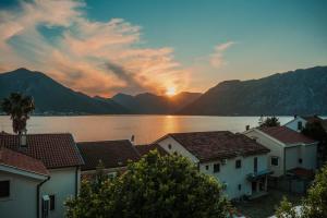 Amazing 2 BR Retreat with Kotor Bay View