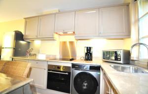 2 Bedroom Gorgeous Home In St-Laurent-De-La-Cabr