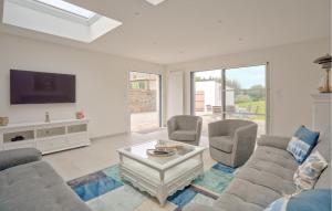 Amazing Home In Creances With Wifi