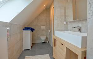 Maisons de vacances Amazing Home In Creances With Wifi : photos des chambres