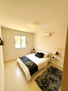 Sunny Pyla Escape with Pool, Tennis & Fast Wi-Fi