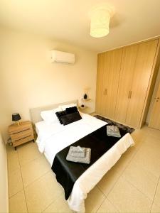 Sunny Pyla Escape with Pool, Tennis & Fast Wi-Fi