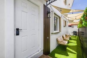 Beachy Living |Sleep 8 Best Location | BBQ & Patio