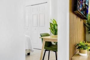 Tropical | 8PPL | Top Location | Parking | Laundry