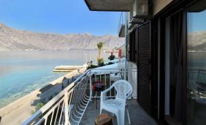 1bd Waterfront Apt w Perast Views