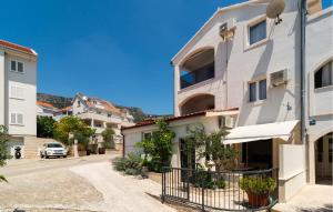 Amazing Apartment In Bol With Wifi