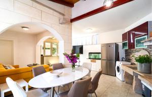 Amazing Apartment In Bol With Wifi