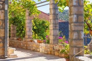 Holiday house with a parking space Lozisca, Brac - 15444
