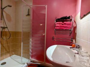 B&B / Chambres d'hotes Chambre Coquelicot au calme, nature et authenticite du 18eme avec petit dejeuner inclus - FR-1-589-702 : photos des chambres