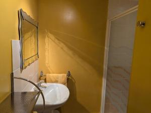 B&B / Chambres d'hotes Chambre Jonquille - 3 Pers, Nature et Confort - FR-1-589-730 : photos des chambres
