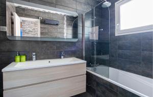 Maisons de vacances Gorgeous Home In Les Adrets-De-L-estere : photos des chambres