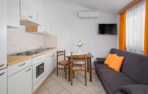 Family-friendly apartments with swimming pool Valkarin, Porec - 24238