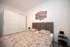 Apartments with parking space Zadar - 24646