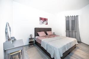 Apartments with parking space Zadar - 24646