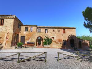 Quaint Farmhouse in Montalcino Italy with Pool and Sauna