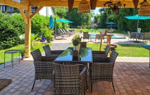Maisons de vacances Amazing Home In Thierville : photos des chambres