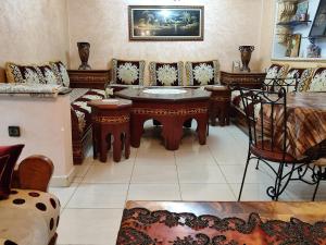 شقة توجد وسط مدينة طنجة و تتوفر على كامل التجهيزات الضرورية خاصةبالعائلات