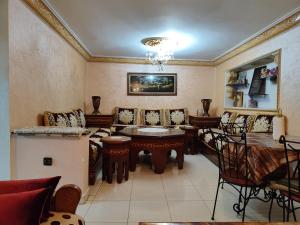 شقة توجد وسط مدينة طنجة و تتوفر على كامل التجهيزات الضرورية خاصةبالعائلات