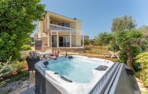 3 Bedroom Cozy Apartment In Ugrinic 