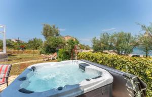 3 Bedroom Cozy Apartment In Ugrinic