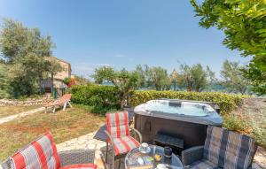 3 Bedroom Cozy Apartment In Ugrinic