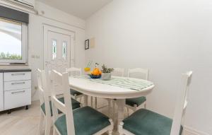 2 Bedroom Lovely Apartment In Pakostane 